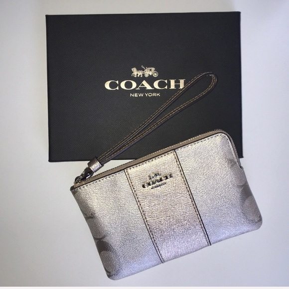 NWT Coach wristlet- in gift box - Picture 5 of 8